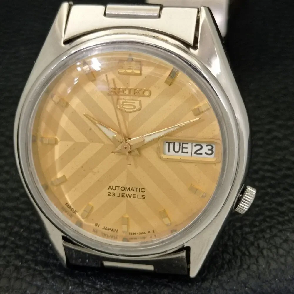 Vintage 1975 Seiko Automatic Mens Silver Watch W/daydate & Gold accents
